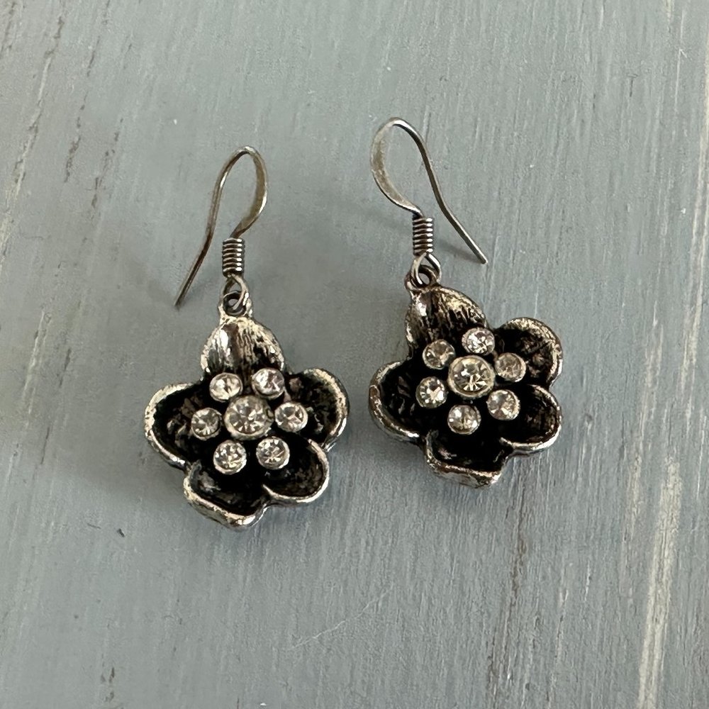 These Adorable Sparkly Flowers!! Pewter & Rhinestone Pierced Earrings